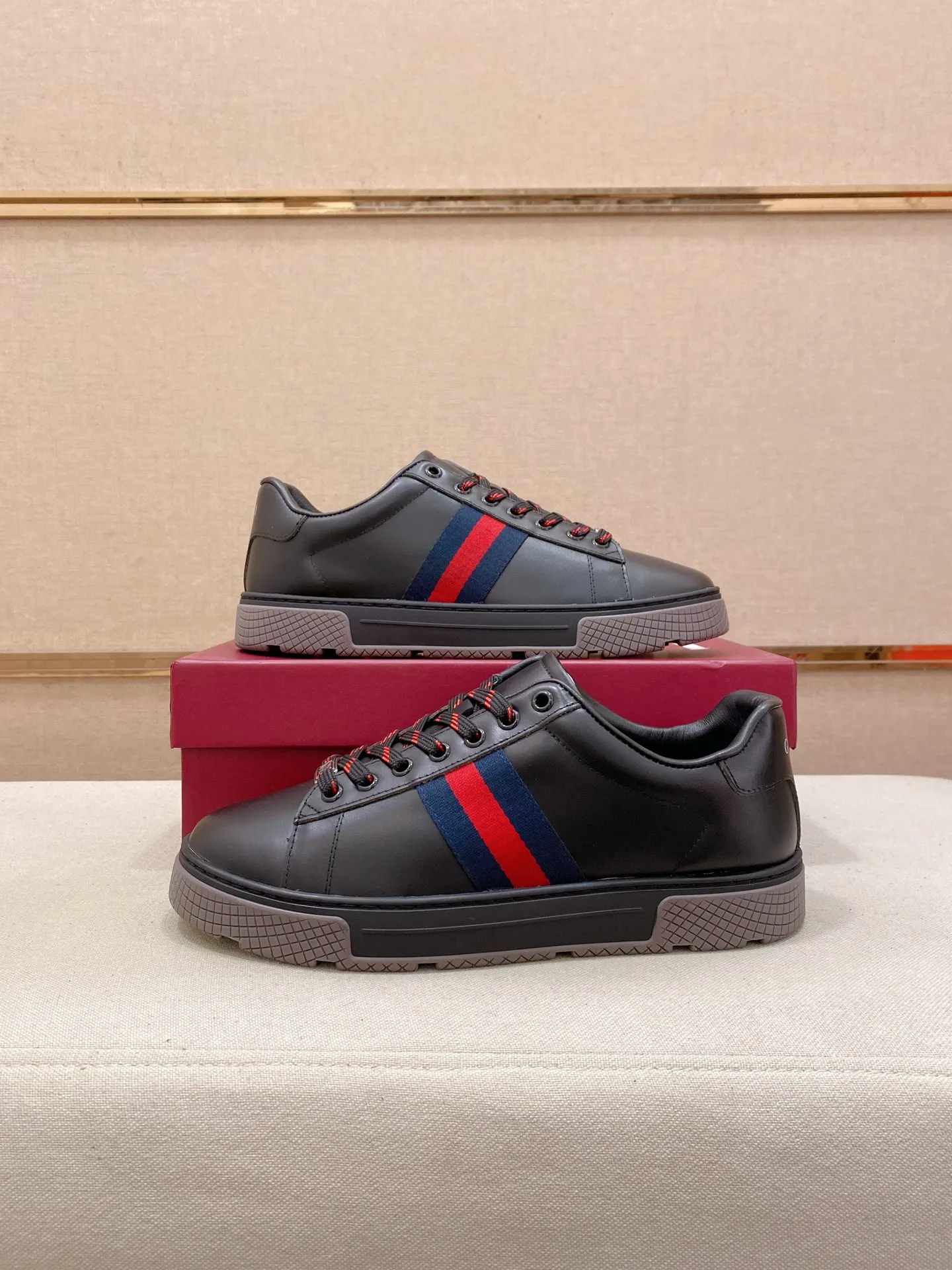 Factory price 442💰New GUCCI (Gucci) counters are available simultaneously, new men's shoes, 😘fabrics are selected imported cowhide, lining: sheepskin lining. 👍🏿 High-end ☄️ air-cushion molded anti-slip rubber outsole, exquisite lines, simple and elegant, comfortable and high-end for leisure travel. Code number: 39 to 44 (45 can be customized and cannot be returned or exchanged)